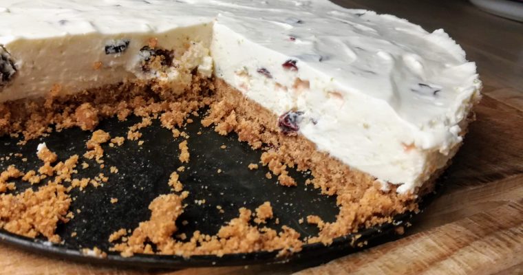 Käsekuchen mit Limettenschalen und getrockneten süßen Cranberries.