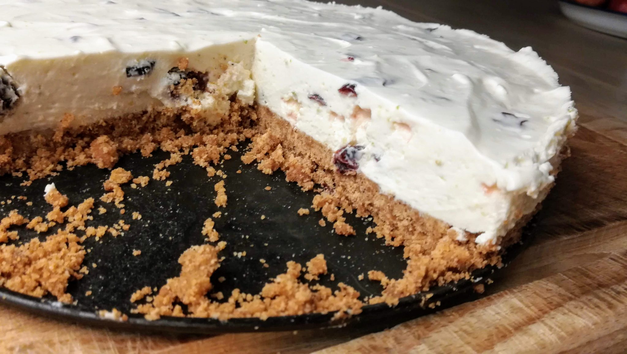 Käsekuchen mit Limettenschalen und getrockneten süßen Cranberries.