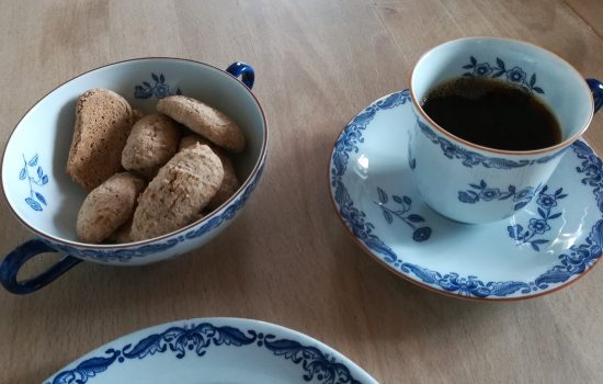 Kuchen mit Kaffee.