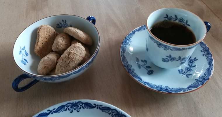 Kuchen mit Kaffee.