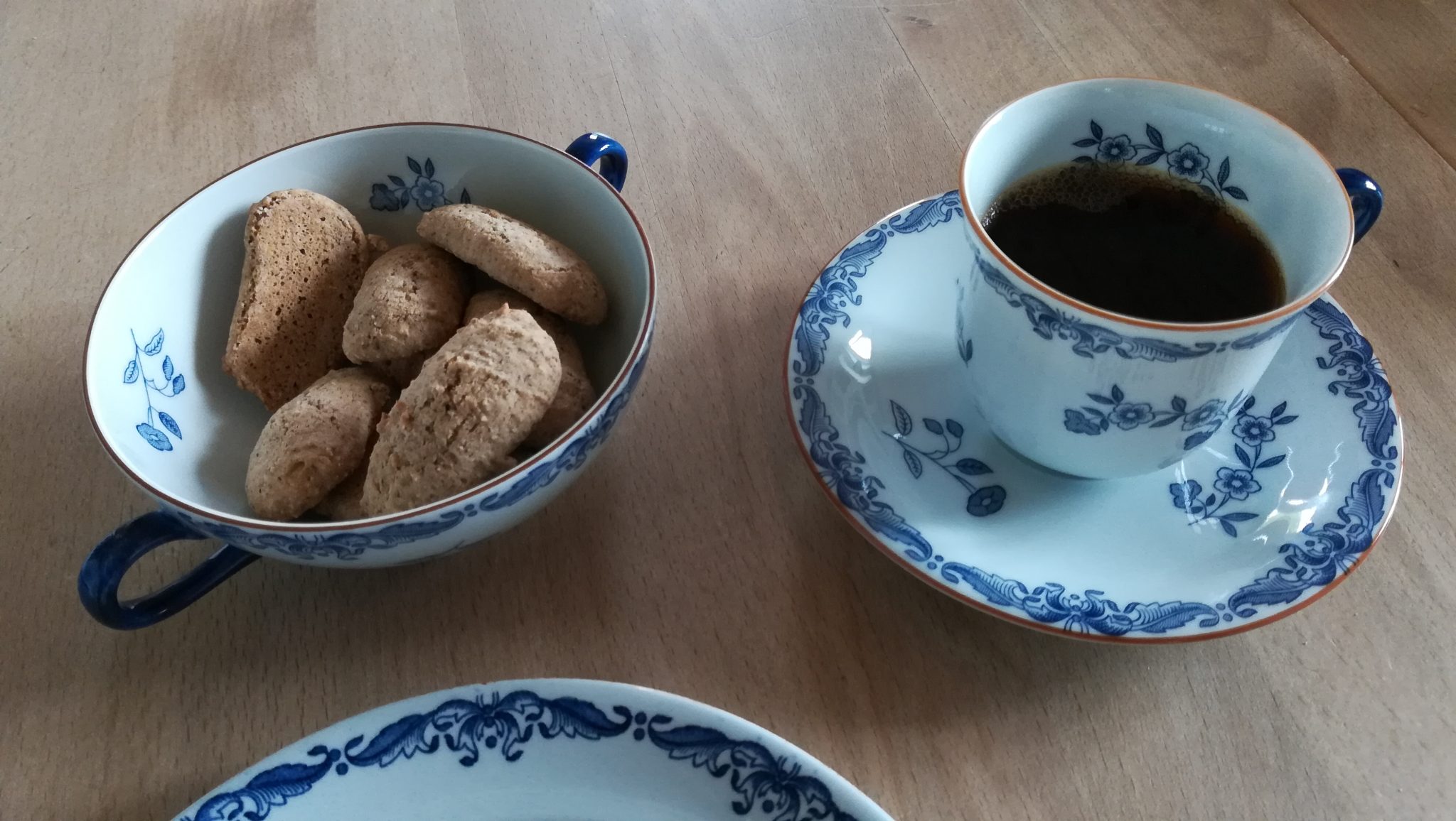 Kuchen mit Kaffee.