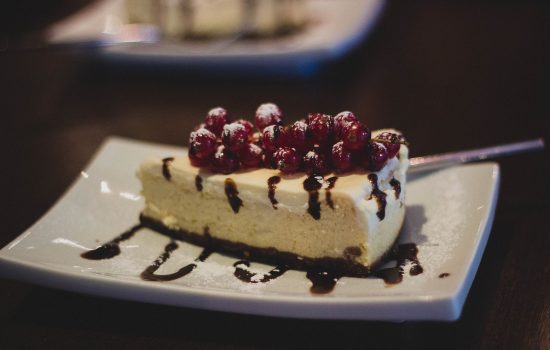 Käsekuchen mit Himbeeren oder anderen Beeren.