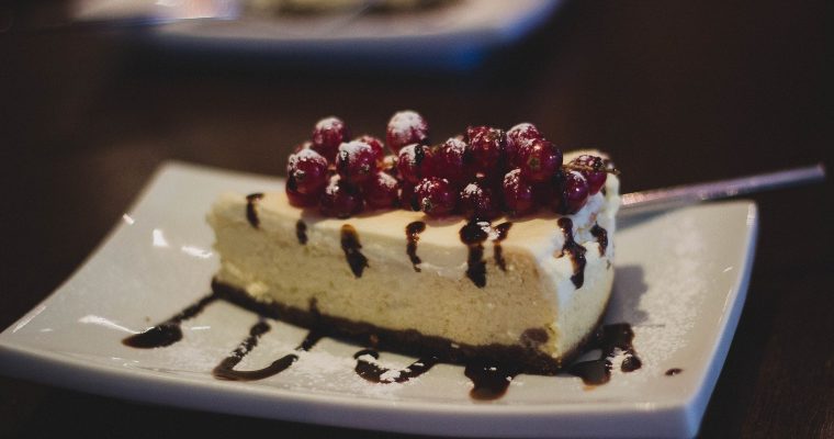 Käsekuchen mit Himbeeren oder anderen Beeren.