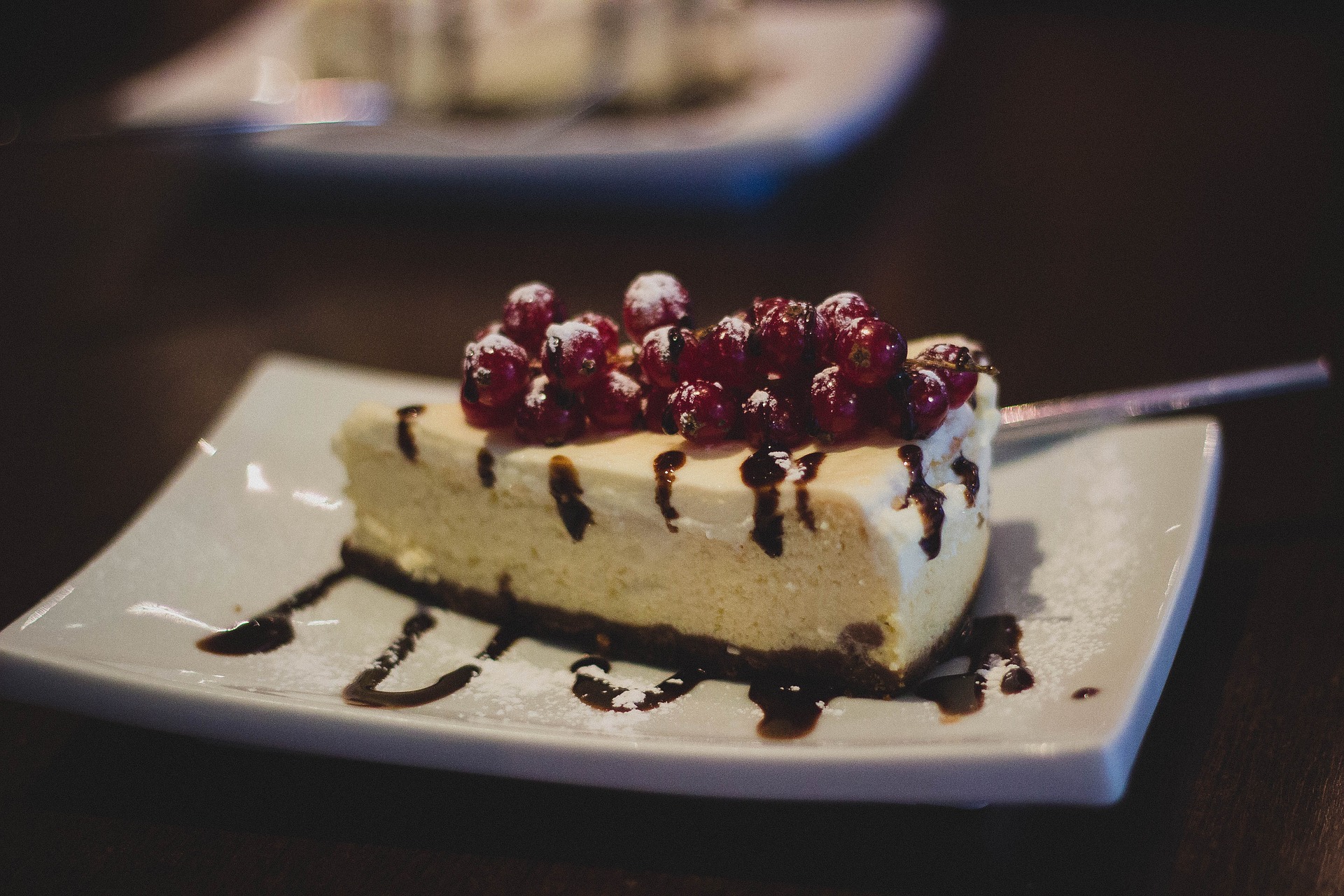 Käsekuchen mit Himbeeren oder anderen Beeren.